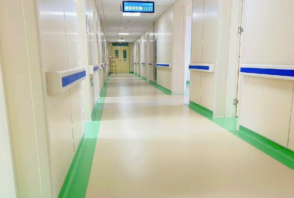 PVC地板上翻做踢脚线：隐形守护墙角的智慧之选
